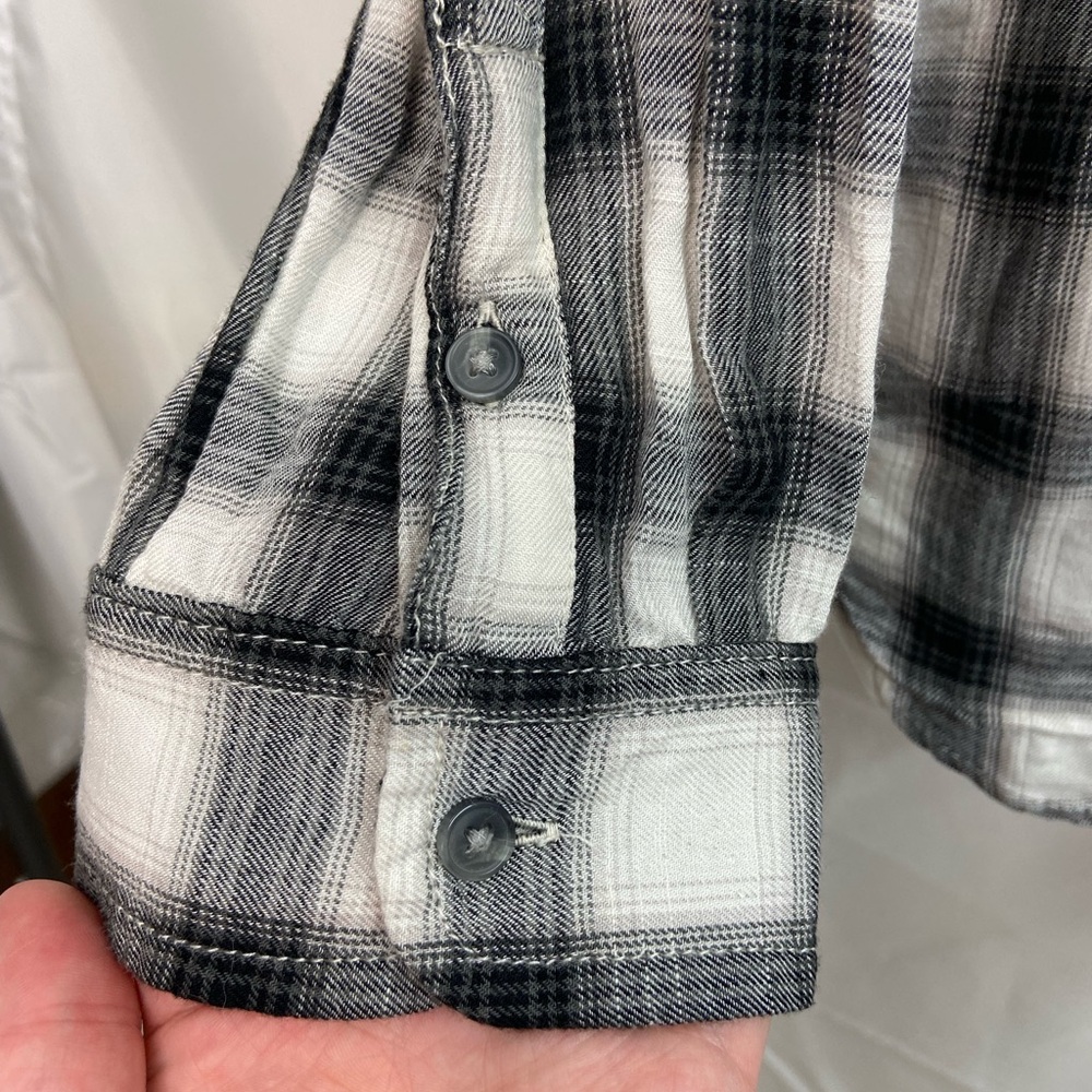 EUC American Eagle women’s black white plaid relaxed boyfriend fit button‎ shirt - Picture 2 of 7
